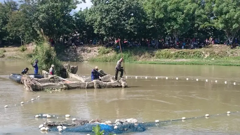 Petugas bersiap di delta untuk menangkap buaya dengan tombak, Jumat (7/2/2020). (Foto: Liputan6.com/Heri Susanto)