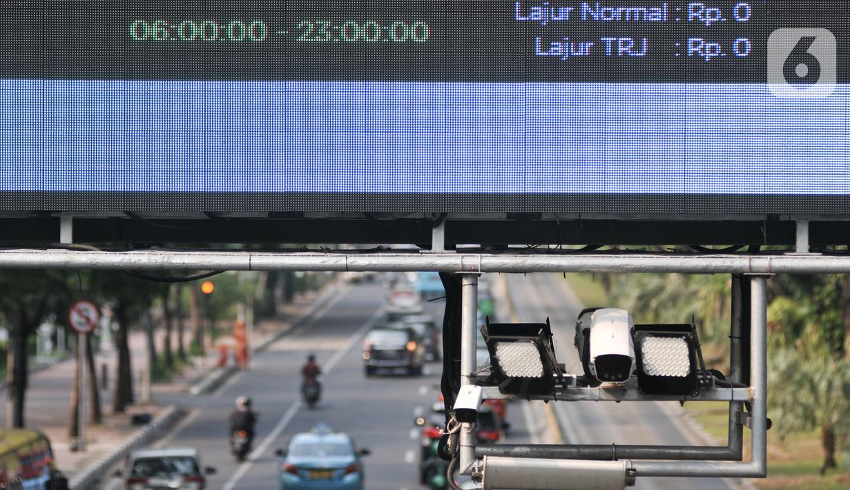 Kamera terpasang pada gerbang Electronic Road Pricing (ERP) di Jalan Medan Merdeka Barat, Jakarta, Rabu (20/11/2019). DKI Jakarta akan mengimplementasikan konsep ERP tahun mulai 2020. (merdeka.com/Iqbal Nugroho)
