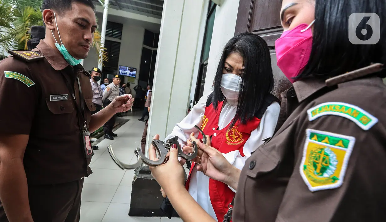 Terdakwa kasus pembunuhan berencana Brigadir Yosua Hutabarat, Putri Candrawathi mengenakan borgol usai sidang dengan agenda pembacaan tanggapan jaksa atau replik di PN Jakarta Selatan, Jakarta, Senin (30/1/2023). Sebelumnya, Putri Candrawathi yang dituntut hukuman penjara 8 tahun memberi nota pembelaan atau pleidoi atas tuntutan jaksa tersebut.  (Liputan6.com/Johan Tallo)