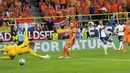 Striker Timnas Inggris, Ollie Watkins (kanan) mencetak gol kedua timnya ke gawang Timnas Belanda pada laga semifinal Euro 2024 di Westfalenstadion, Dortmund, Jerman, Kamis (10/7/2024). (AP Photo/Martin Meissner)