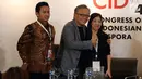 Co-Founder of Marvell Technology Group, Sehat Sutardja berfoto bersama Eliza Sariaatmadja usai diskusi dalam 4th Congress of Indonesian Diaspora di Kota Kasablanka, Jakarta, Sabtu (1/7). (Liputan6.com/Johan Tallo)