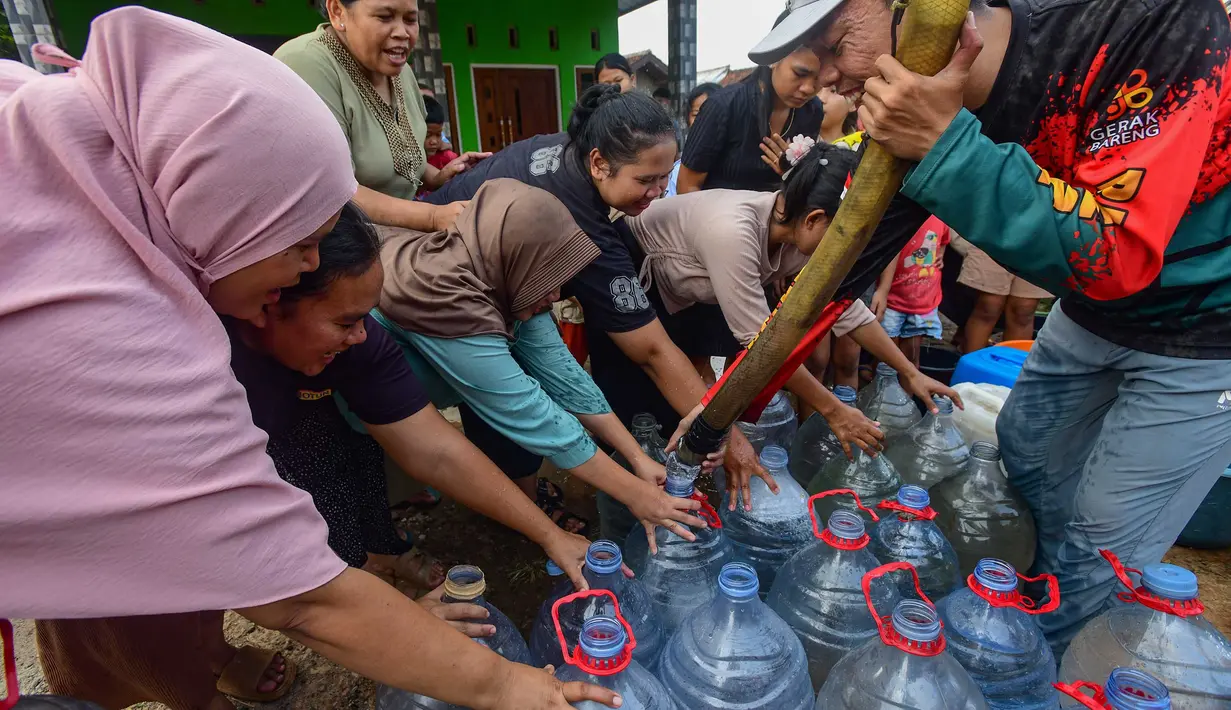 Warga antre mendapatkan air bersih saat pemberian bantuan air bersih yang dilakukan Relawan Gerak Bareng di Desa Cidokom, Bogor, Jawa Barat, Kamis, 30 Juli 2026. (KLY/Arie Basuki)
