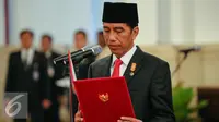 Presiden Joko Widodo memimpin sumpah jabatan Kepala Lemsaneg di Istana Negara, Jakarta, Jumat (8/1/2016). Jabatan Djoko Setiadi diperpanjang oleh Presiden Jokowi setelah sebelumnya menduduki posisi yang sama sejak 2011. (Liputan6.com/Faizal Fanani)
