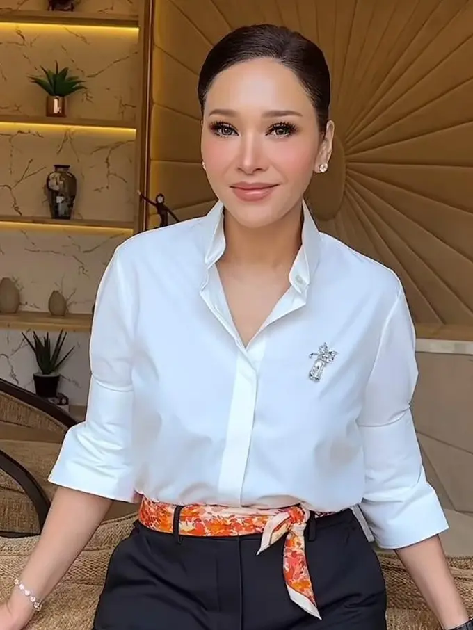 Gaya Smart Casual Maia Estianty Bak CEO Drakor, Memesona di Usia Menjelang 50 Tahun