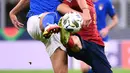 Gelandang Italia Manuel Locatelli dan gelandang Spanyol Pablo Gavi berebut bola pada laga semifinal UEFA Nations League di stadion San Siro, Rabu (6//9/2021). Wonderkid Barcelona, Gavi mencatatkan sejarah sebagai pemain termuda yang pernah tampil bersama timnas senior Spanyol. (FRANCK FIFE / AFP)