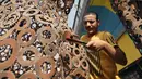 Ibrahim Salah membuat sebuah patung di bengkel kerjanya di Giza, Mesir, pada 5 September 2020. Dua pemuda Mesir berhasil mengubah hobi mereka mendaur ulang barang bekas seperti besi tua menjadi berbagai dekorasi dan furnitur rumah sebagai sumber penghasilan yang stabil. (Xinhua/Ahmed Gomaa)