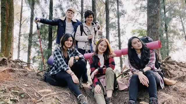 7 Potret Kedekatan Pemain Sinetron Dia Bukan Manusia di Balik Layar, Kompak