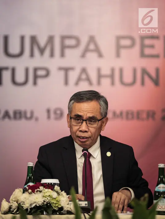Ketua Dewan Komisioner Otoritas Jasa Keuangan (OJK) Wimboh Santoso menggelar jumpa pers tutup tahun 2018 di Gedung OJK, Jakarta, Rabu (19/12). OJK mencatat sektor jasa keuangan Indonesia menunjukkan kondisi stabil. (Liputan6.com/Faizal Fanani)