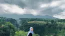 "Mereka bilang berarti aku harus lebih baik lagi. Mama papa nggak pernah meminta aku untuk berhijab dalam waktu dekat. Jadi karena mungkin masih muda sampai akhirnya aku mikir aku mau berhijab. Walau belum terjadi, aku cuma coba-coba," ujar istri Rey Mbayang itu.  (Instagram/dindahw)