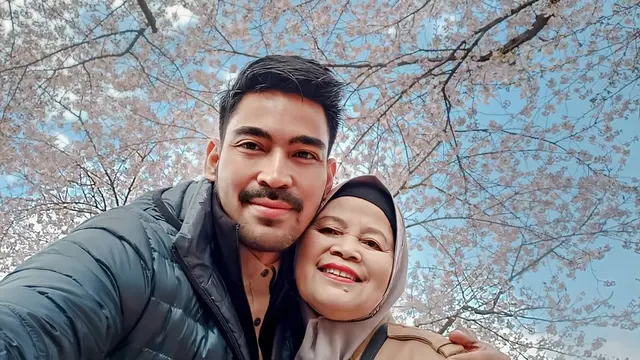 7 Potret Kebersamaan Robby Purba dengan Ibunda yang Sering Dipuji Netizen