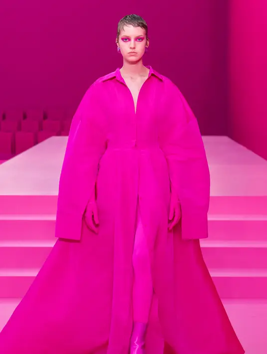 Mulai dari sheer tutleneck hingga busana tailored hadir elegan mencerminkan sisi modernity.