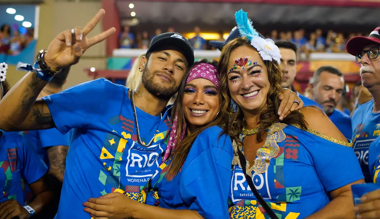 Penyerang Brasil, Neymar bersama ibunya Nadine Santos dan penyanyi Anitta saat menghadiri parade pertunjukan sekolah samba Vila Isabel selama Karnaval Rio de Janeiro di Sambadrome, Brasil (4/3). (AP Photo/Mauro Pimentel)