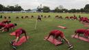 Para pemain Persija melakukan pendinginan saat latihan perdana Macan Kemayoran di Lapangan Sutasoma, Jakarta, Senin (18/12/2017). Latihan ini diikuti oleh 31 pemain, yang tujuh diantaranya pemain baru. (Bola.com/Vitalis Yogi Trisna)