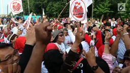 Ratusan relawan Jokowi Poros Benhil melakukan aksi damai salam jempol ceria di kawasan Monas, Jakarta, Jumat (11/1). Aksi digelar sebagai antisipasi menghilangkan rasa ketakutan, sara, hoaks, dan premanisme masyarakat. (Liputan6.com/Johan Tallo)