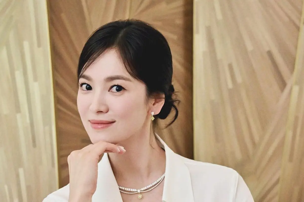 Pesona Menawan Song Hye Kyo yang Tetap Berkibar di Tengah Kabar Kelahiran Anak Pertama Song Joong Ki