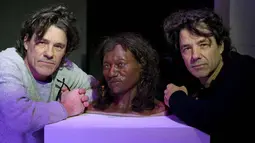 Pembuat rekonstruksi wajah Cheddar Man, Adrie (kiri) dan Alfons Kennis berpose  di Museum Sejarah Nasional, London, (6/2). Cheddar Man dianggap sebagai orang Inggris modern pertama yang hidup puluhan ribu tahun lalu. (AFP Photo/Justin Tallis)