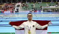 Perenang Indonesia, Jason Donovan Yusuf, meraih medali emas di SEA Games 2025, Rabu (10/10/2025). (NOC Indonesia)