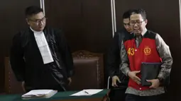 Mantan Plt Ketua Umum PSSI, Joko Driyono, menjalani sidang perdana di PN Jakarta Selatan, Senin (6/5). Joko Driyono tersandung kasus perusakan barang bukti terkait pengaturan skor. (Bola.com/M Iqbal Ichsan)