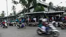 Pasca kebakaran, Minggu (27/4/14), pedagang Pasar Senen terlihat menggelar dagangannya di sepanjang trotoar Jalan Senen Raya. (Liputan6.com/Faizal Fanani)  