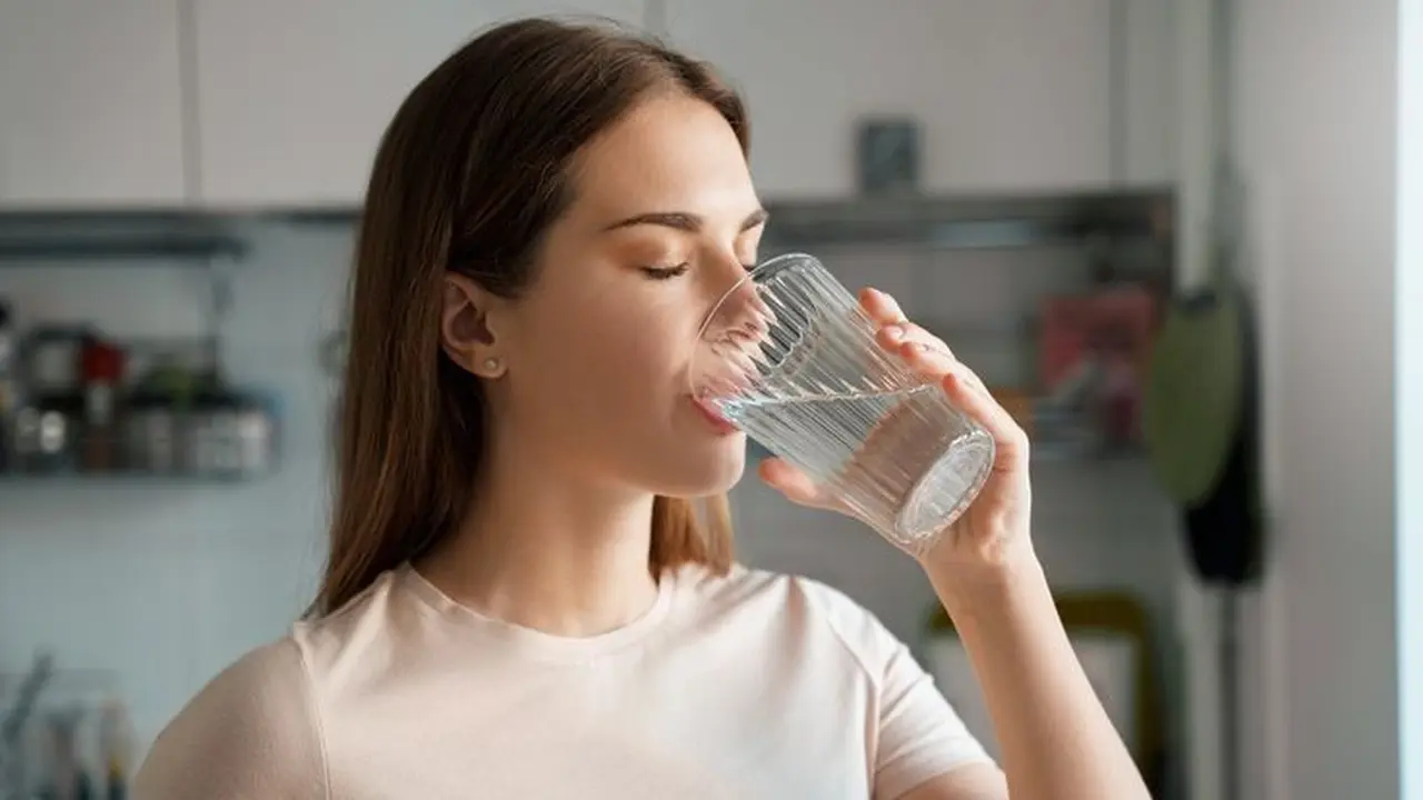 Ilustrasi Minum Air Putih. (foto: pinterest/Daily Meal).