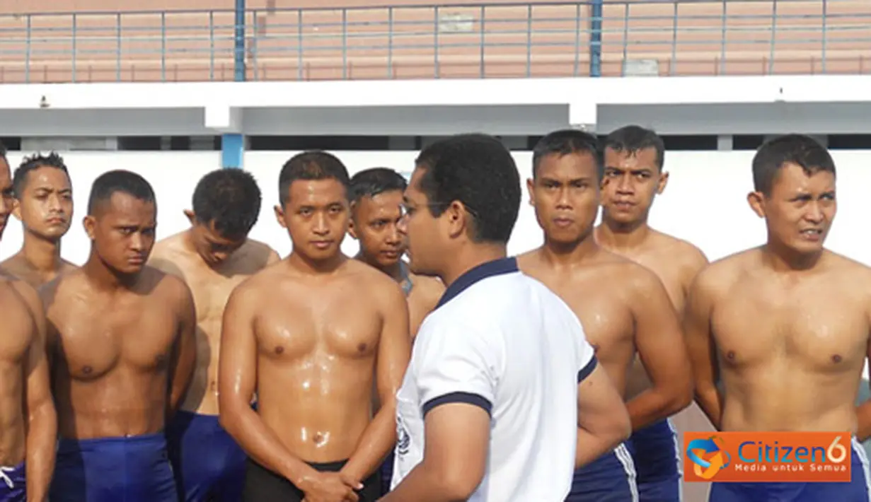 Citizen6, Surabaya: Setelah sebelumnya wajib lari beban sejauh 10 KM, kini Dikcawakkasel TNI AL Angkatan ke-46 ditambah porsinya dengan renang 1000 meter seperti yang dilaksanakan, Selasa (3/4). (Pengirim: Penkobangdikal)