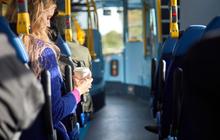 ⁠Gokil, Liena Ozora Sang Sopir Cantik Bus PO Agra Mas Mengemudi Sambil Makan Mi Jadi Sorotan