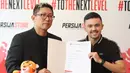 <p>Oliver Bias (kanan), pemain asing baru Persija Jakarta asal Filipina memperlihatkan surat kontrak didampingi Presiden Persija Jakarta, Muhammad Prapanca dalam acara perkenalan di Persija Store, Kuningan, Jakarta Selatan, Kamis (27/7/2023). (Bola.com/Abdul Aziz)</p>
