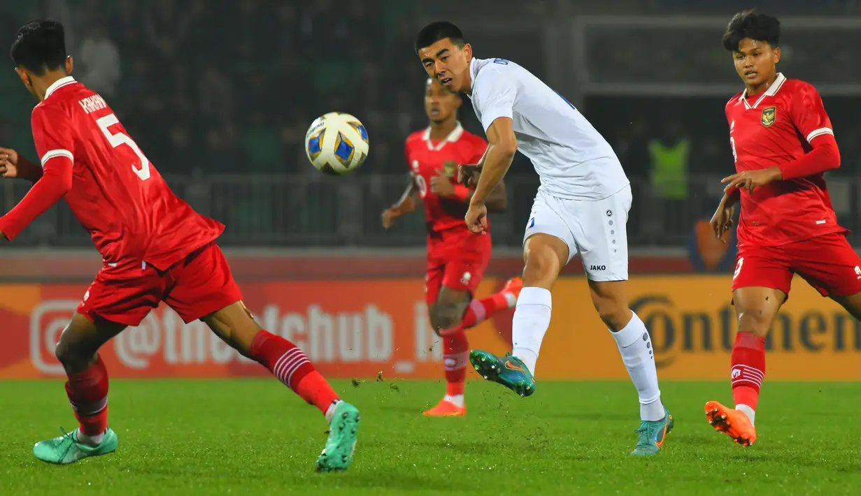 <p>Pemain Uzbekistan U-20, Ortikboev Diyorbek melepaskan tendangan saat menghadapi Timnas Indonesia U-20 pada laga matchday ketiga Grup A Piala Asia U-20 2023 di Istiqlol Stadium, Fergana, Uzbekistan, Selasa (7/3/2023) malam WIB. (AFC/Tolibjon Kosimov Tokhririvich)</p>