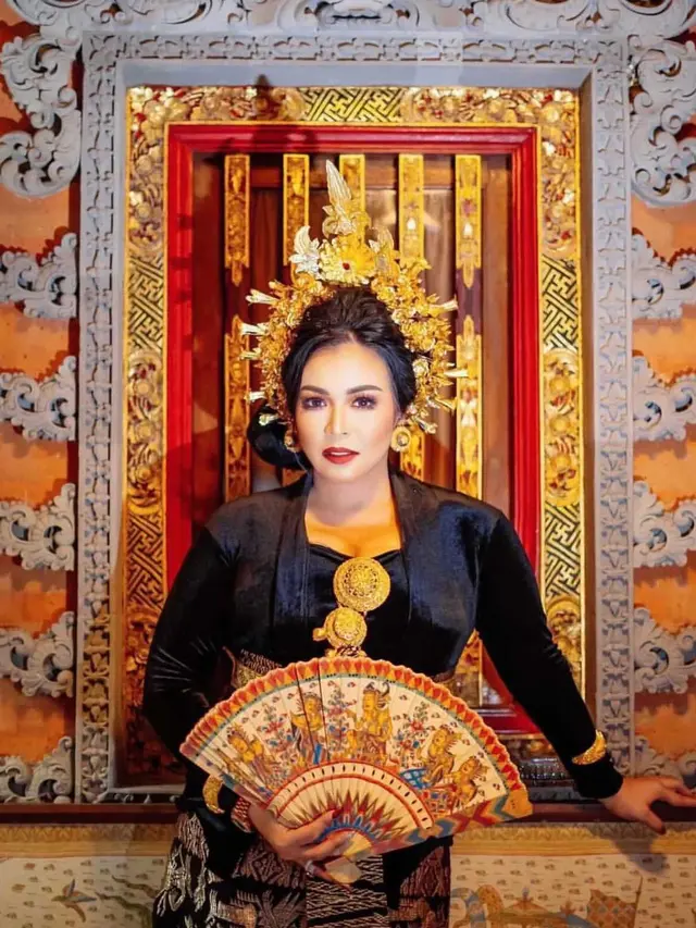 6 Gaya Pasangan Artis Jennifer Ipel dan Ajun Perwira Pakai Baju Adat Bali, Romantis