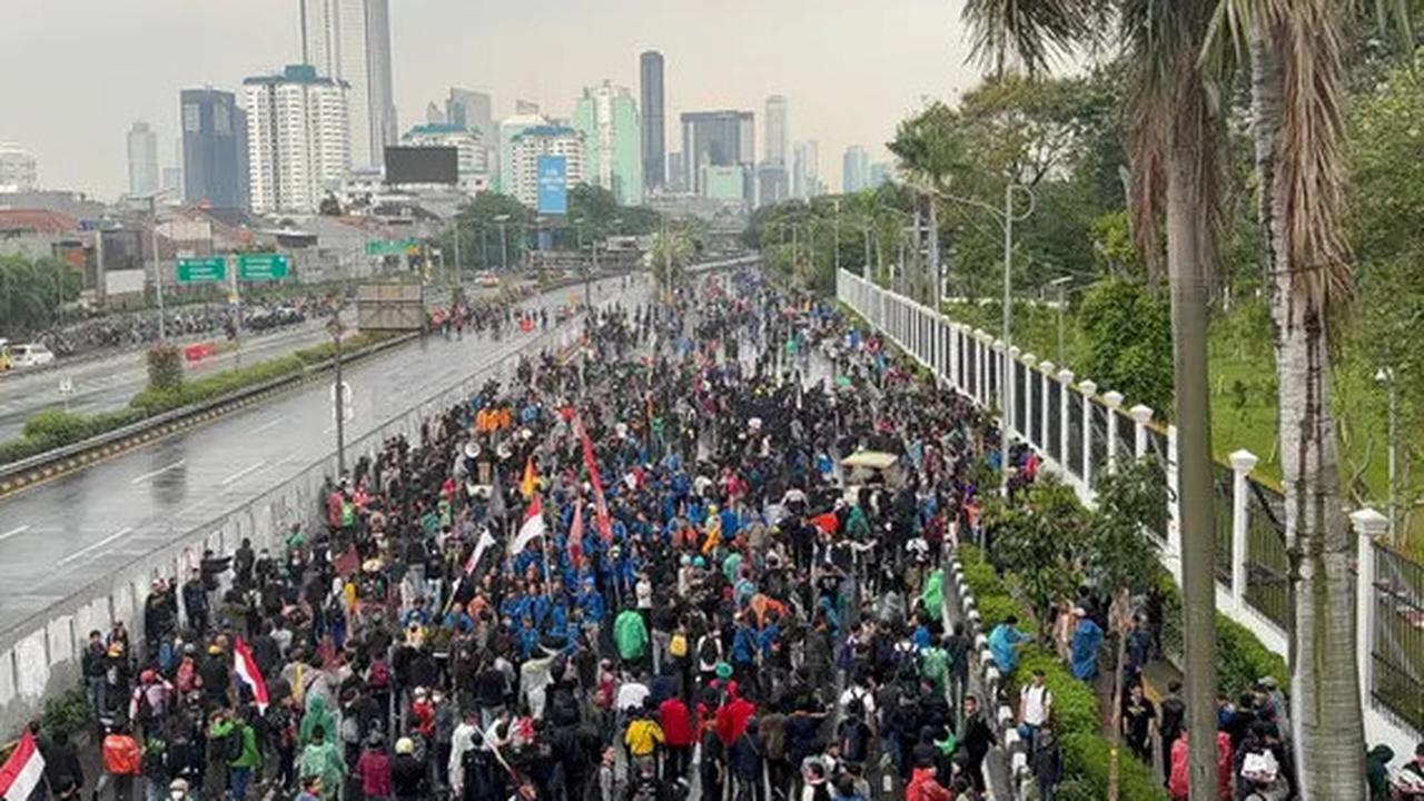 Demo Memanas, Median: Publik Geram pada Kenaikan Gaji dan Tunjangan DPR