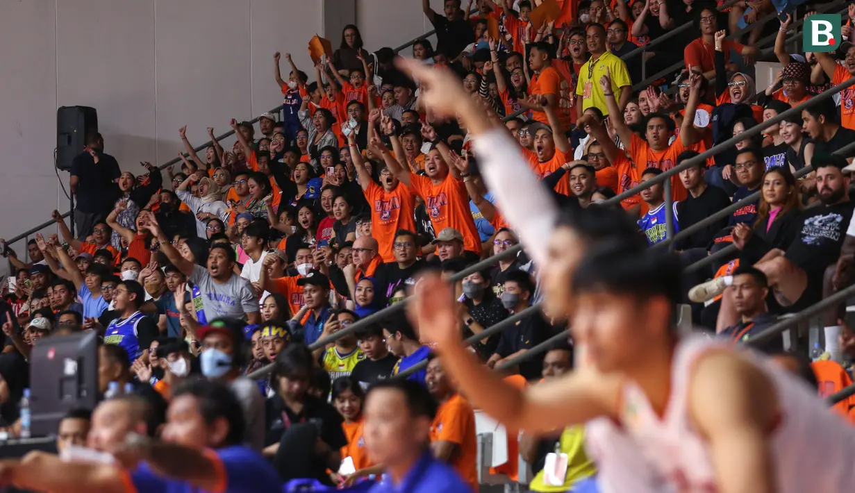 Pendukung Pelita Jaya melakukan selebrasi setelah timnya mencetak poin ke arah Prawira Bandung pada laga gim pertama final IBL 2023 di Hall Senayan, Jakarta, Kamis (20/07/2023). Laga dimenangkan oleh Prawira Bandung dengan skor 74-65. (Bola.com/Bagaskara Lazuardi)