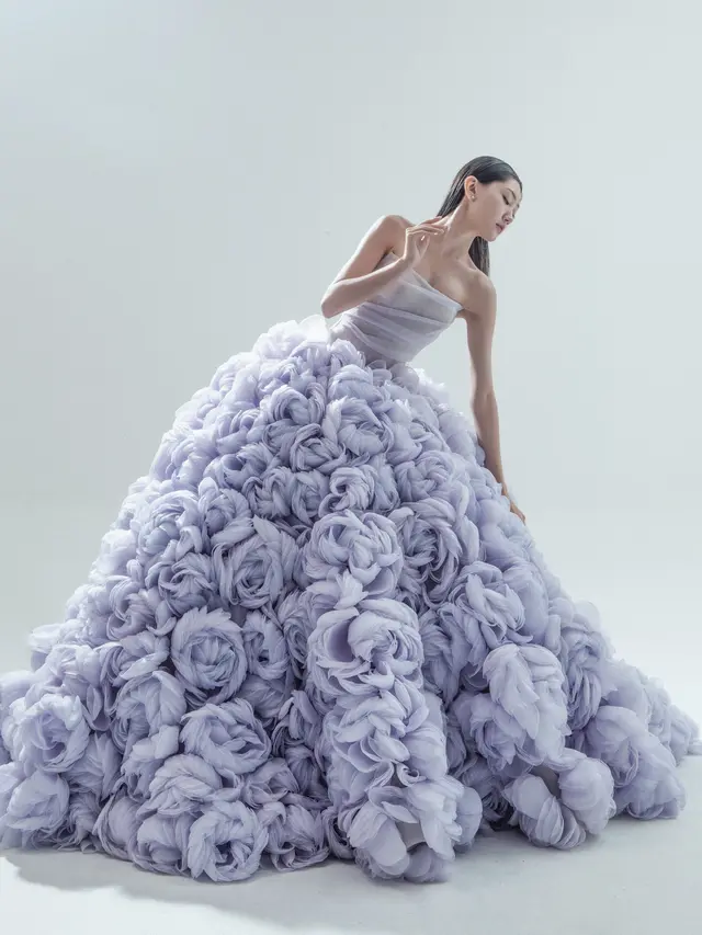 Bak Ratu di Singgasana, Jennifer Lopez Tampil Memukau dalam Balutan Gaun Desainer Lokal