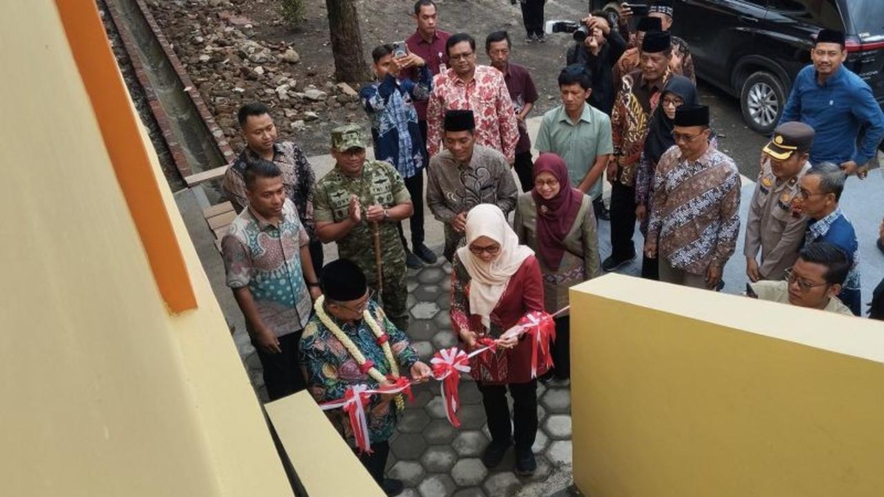 Mendikdasmen Resmikan Bangunan Panggung SD Wonorejo 2 Demak, Solusi Tahan Banjir
