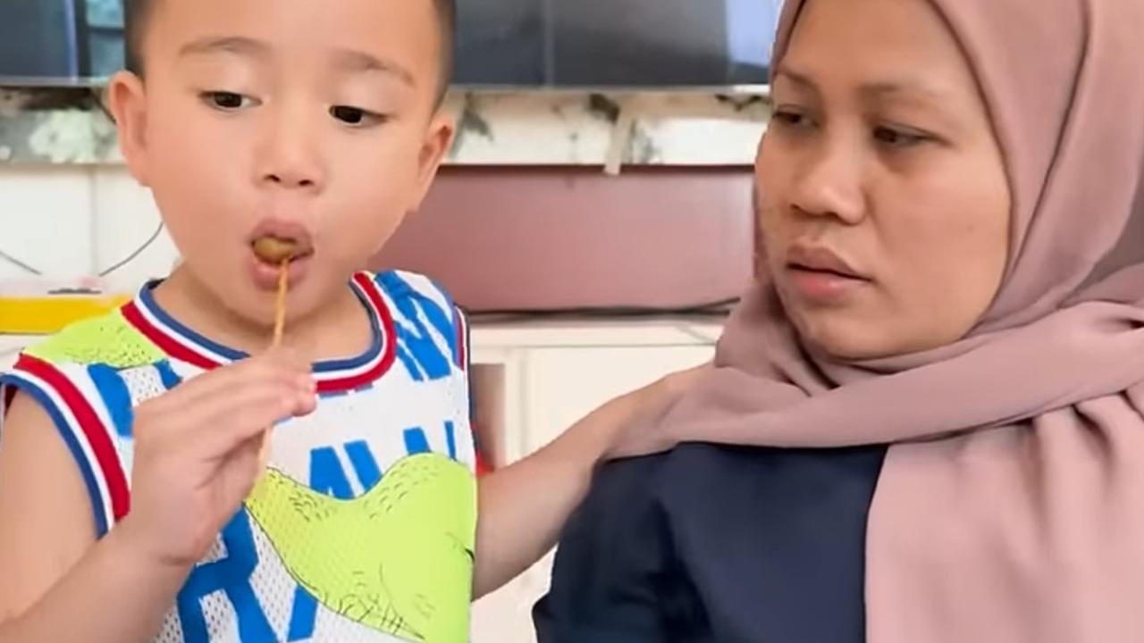 Potret Rayyanza Cipung Temani Sus Rini Belanja Kain ke Pasar, Pulangnya Jajan Cilok Buat Makan di Rumah