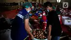 Aktivitas dapur umum Kementerian Sosial di halaman Gedung Konvensi, TMP Kalibata, Jakarta, Kamis (5/8/2021). Sebanyak 16.000 makanan disiapkan untuk tenaga kesehatan, petugas penyekatan PPKM dan petugas TPU serta warga yang sedang isolasi mandiri di wilayah Jabodetabek. (Liputan6.com/JohanTallo)