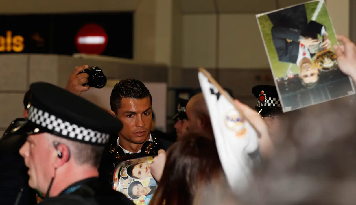 Penyerang Real Madrid Cristiano Ronaldo disambut meriah oleh para fans saat tiba di Bandara Manchester, Inggris, (25/4). Real Madrid akan menjalani semifinal leg pertama liga Champion melawan Manchester City. (Reuters / Phil Noble)