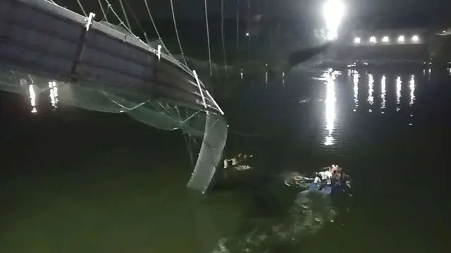 Jembatan penyeberangan ambruk di negara bagian Gujarat, India barat. (AP Photo/Rajesh Ambaliya)