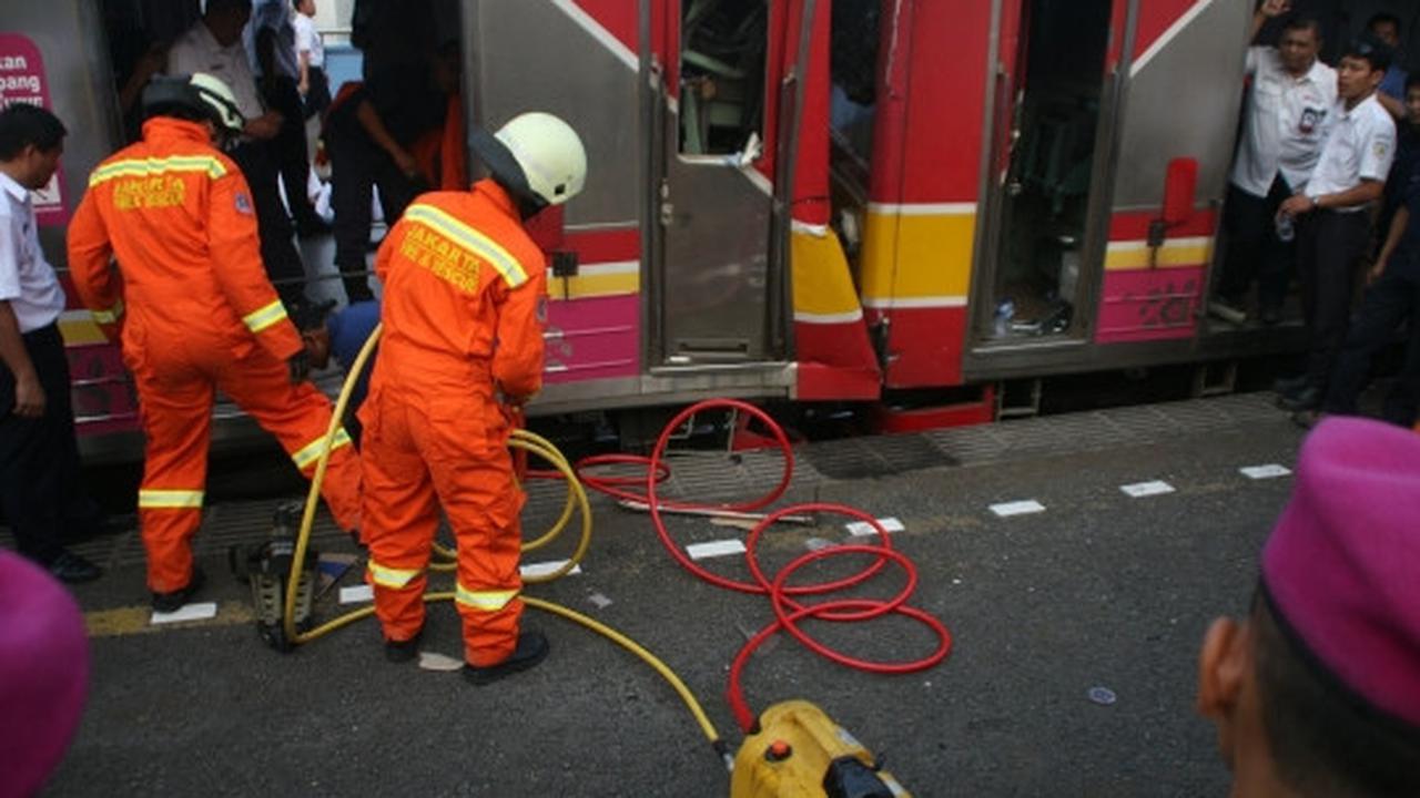 Proses evakuasi masinis terjepit kabin akibat tabrakan KRL di Juanda