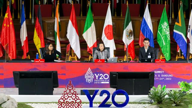 Penutupan KTT Y20 yang ditandai dengan penyerahan communique.