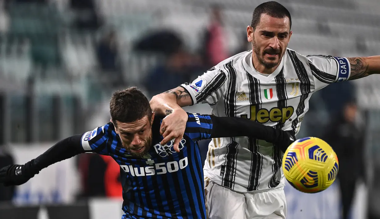 Bek Juventus, Leonardo Bonucci, berebut bola dengan penyerang Atalanta, Alejandro Gomez, pada laga lanjutan Liga Italia di Allianz Stadium, Kamis (17/12/2020) dini hari WIB. Juventus bermain imbang 1-1 menghadapi Atalanta. (AFP/Marco Bertorello)