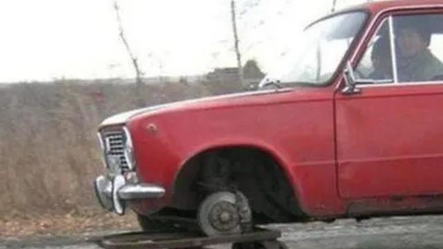 7 Cara Nyeleneh Orang Ganti Roda Mobil dalam Keadaan Darurat Ini Kreatif Banget