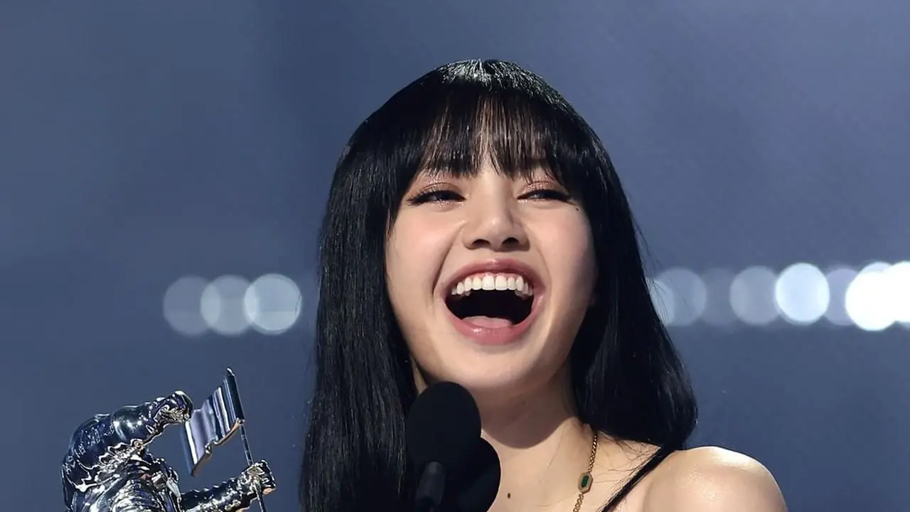Lisa BLACKPINK Tampil Bersinar dengan Perhiasan Hingga Rp1 Miliar Saat Menang VMA 2022