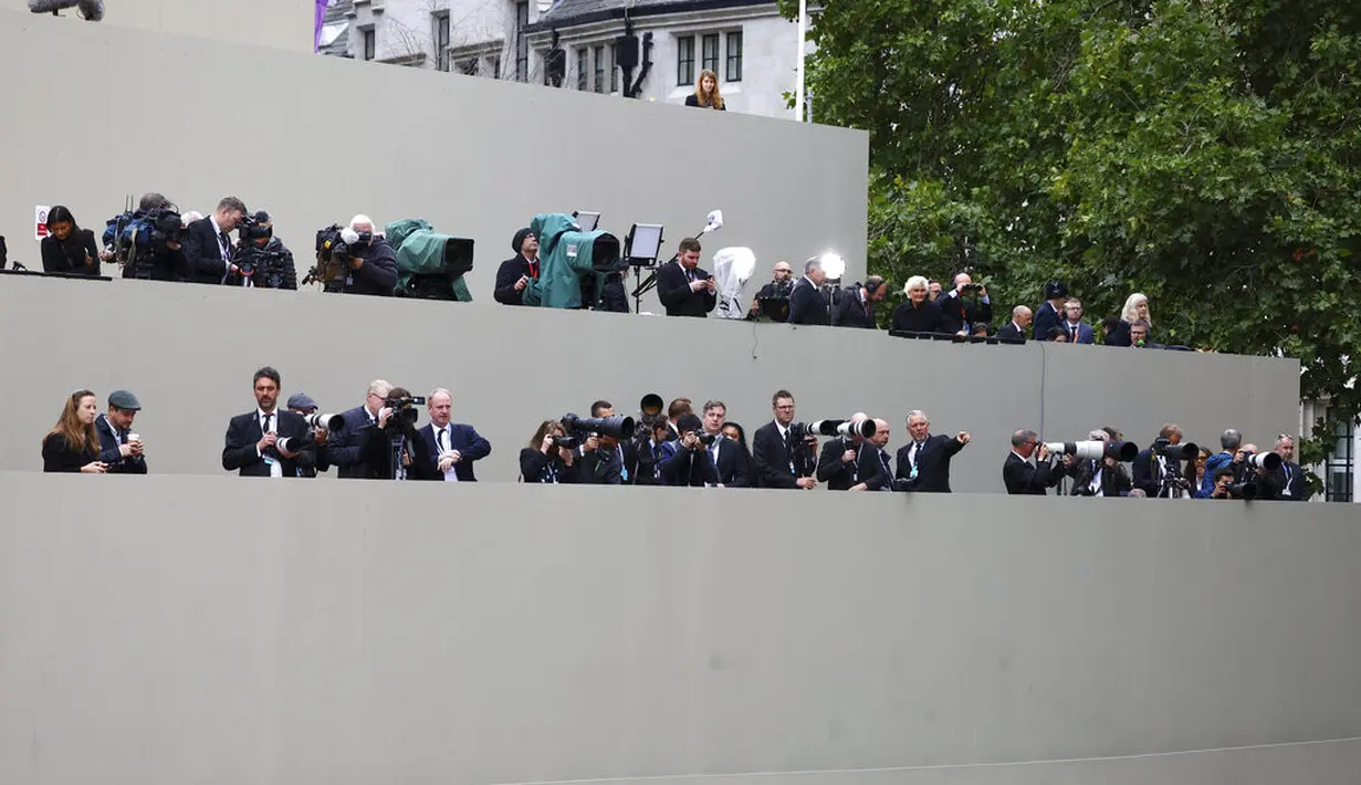 Media meliput suasana pemakaman Ratu Elizabeth II pada 19 September 2022. (Hannah Mckay/Pool Photo via AP)