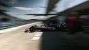 Di Sirkuit Suzuka, para pembalap dituntut mampu mengontrol kendaraan saat berpacu di trek dengan downforce tinggi. Tampak dalam foto, pembalap Haas F1 Team, Esteban Ocon meninggalkan pit saat sesi latihan pertama Grand Prix Formula Satu Jepang di sirkuit Suzuka, prefektur Mie pada 4 April 2025. (Philip FONG/AFP)