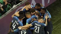 Para pemain Prancis merayakan gol Samuel Umtiti ke gawang Belgia pada semifinal Piala Dunia 2018 di Arena St Petersburg, Rabu (11/7/2018) dini hari WIB. (AP Photo/Dmitri Lovetsky)