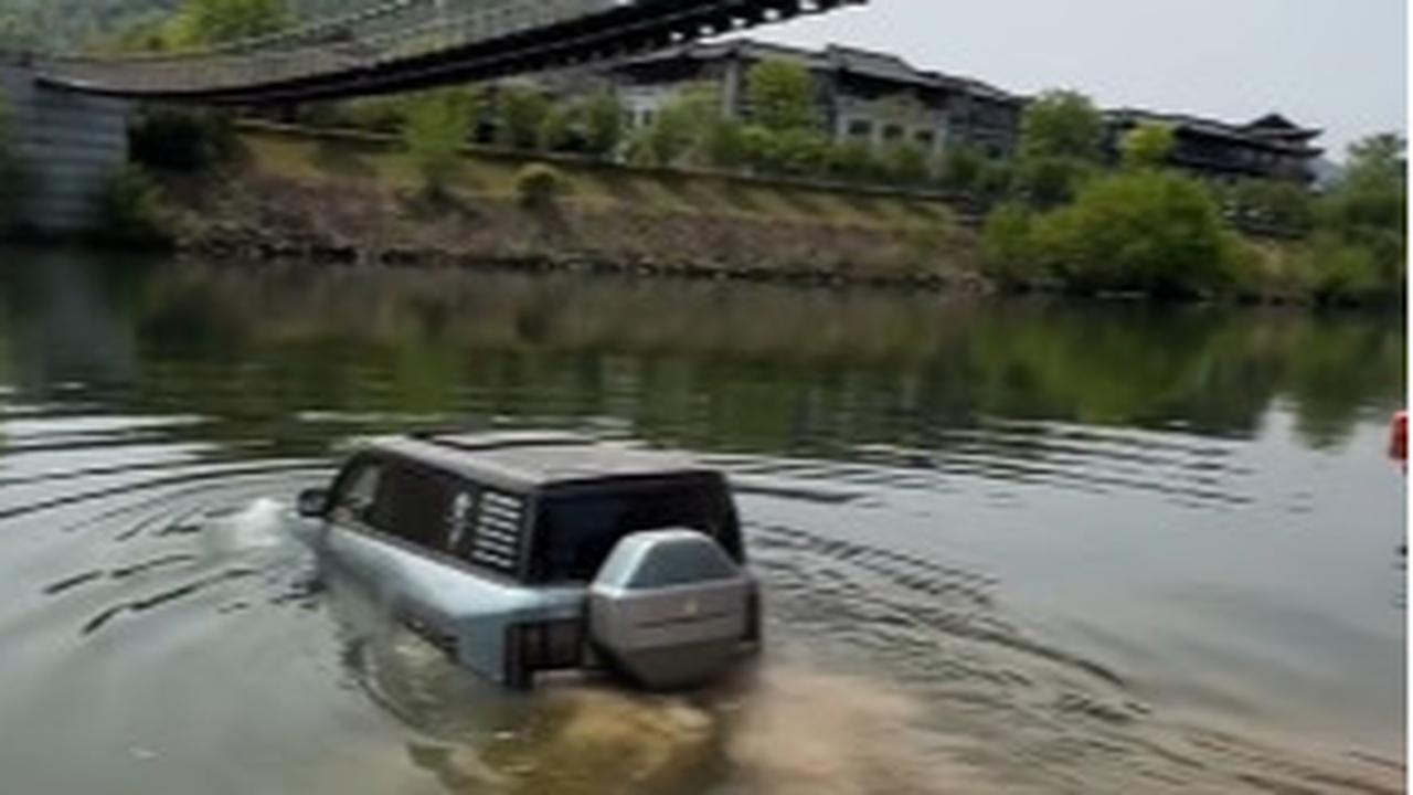 Mengenal BYD Yangwang U8: Mobil Listrik yang Mampu Menyeberangi Sungai