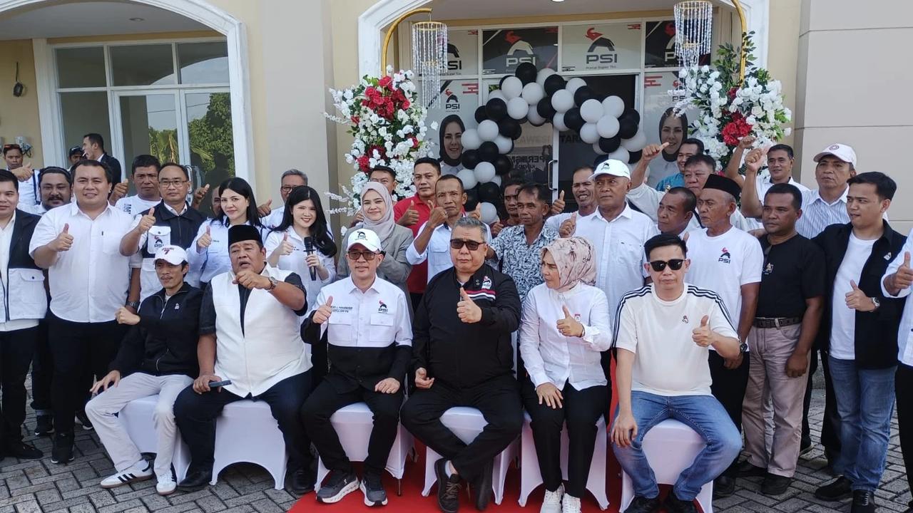 Ketua Harian DPP Partai Solidaritas Indonesia (PSI) Ahmad Ali meresmikan kantor DPW PSI Sulawesi Utara