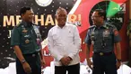 Menteri Pertahanan, Ryamizard Ryacudu (tengah) bersama Irjen Kemhan, Laksamana Madya TNI Didit Herdiawan Ashaf dan Sekjen Kemhan, Laksamana Madya TNI Agus Setiadji usai memberi keterangan terkait netralitas TNI di Jakarta, Senin (15/4). (Liputan6.com/Helmi Fithriansyah)
