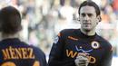 Striker AS Roma, Luca Toni (kanan) sebelum partai persahabatan melawan Cisco Roma di Flaminio Stadium, 2 Januari 2010. AFP PHOTO/Filippo MONTEFORTE 