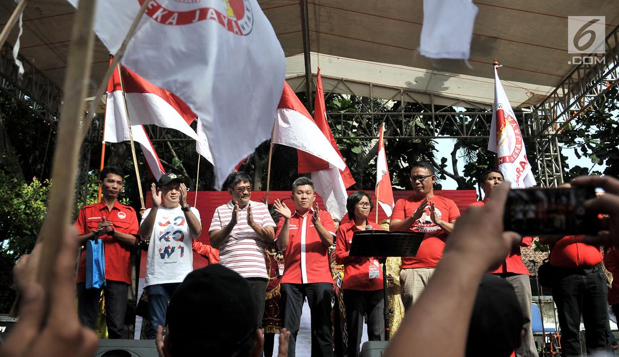 Pembina Bara Baja Djarot Syaiful Hidayat bersama relawan Bara Baja saat deklarasi dukungan untuk Jokowi-Ma'ruf Amin di Rumah Aspirasi, Jakarta, Minggu (16/9). (Merdeka.com/Iqbal S. Nugroho)